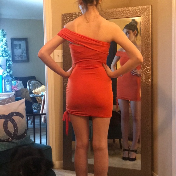 Body conscious dress in orange. - Picture 4 of 4